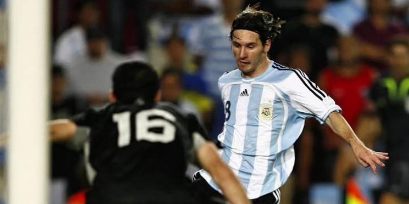 Argentina vs Algerie mới chạm trán đúng một lần